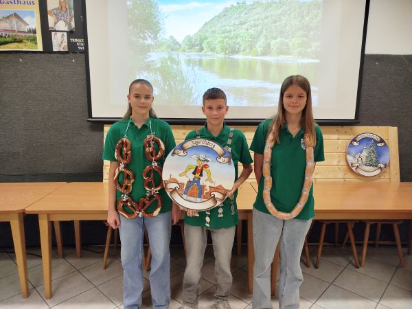 Jugend-Schützenkönig Roman Deisling mit Begleitern